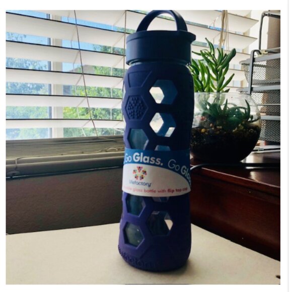 BPA FREE Lifefactory 22 oz. Purple Flip Cap Glass Bottle - Picture 1 of 3